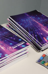 brochure sul tavolo